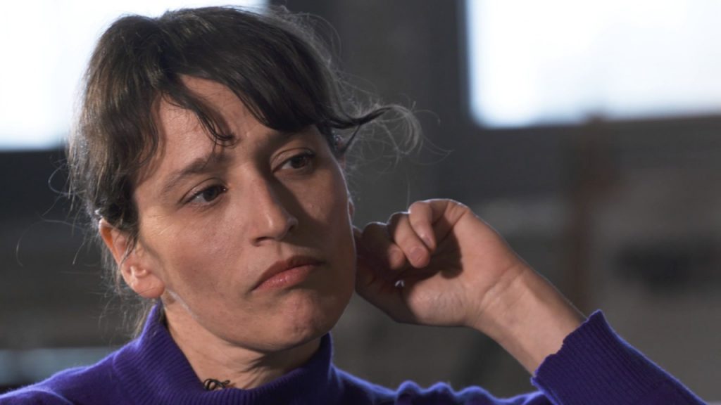 Die Videokünstlerin Eli Cortiñas im Gespräch mit der Kuratorin Maria