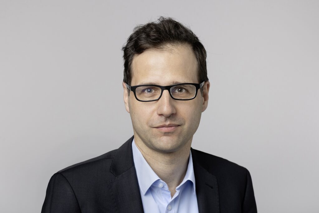 Lorenz Hemicker steht im F.A.Z.-Studio für ein Porträt. Aufgenommen am 12. Juli 2024 in Frankfurt am Main