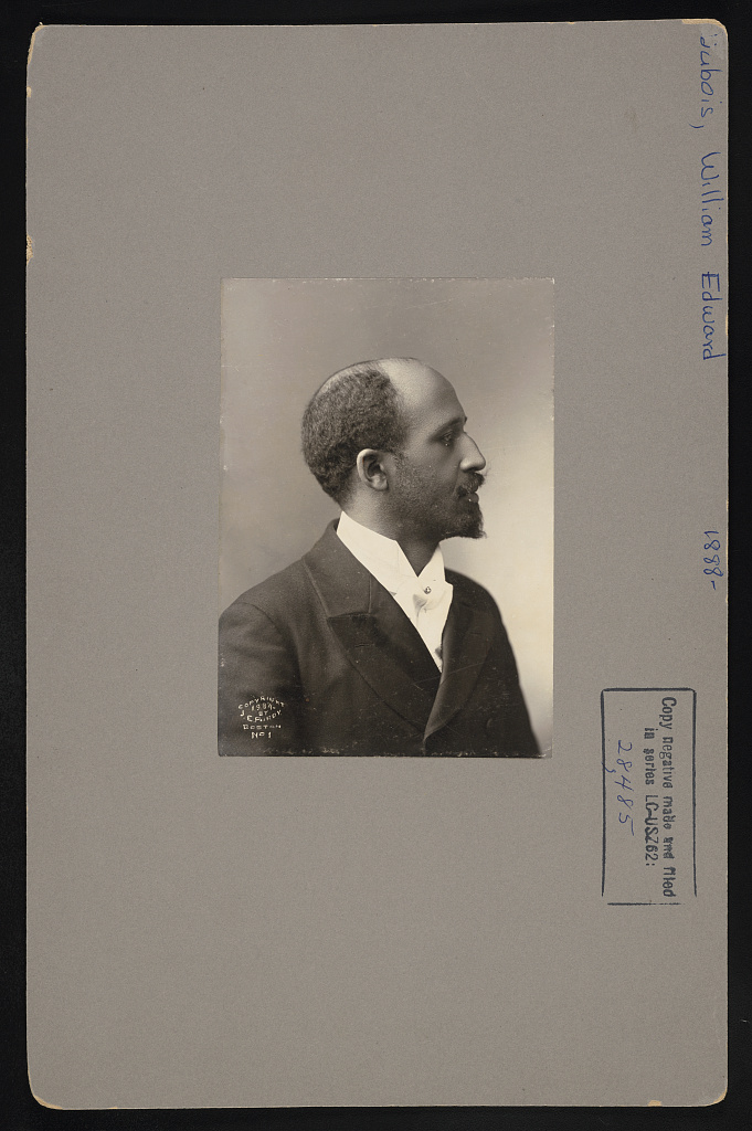 Eine Schwarz-weiss Aufnahme des US-Amerikanischen Soziologen William Edward Burghardt Du Bois auf grauem Karton. Das Bild zeigt DuBois im Profil mit Blick nach rechts. Auf dem Karton befinden sich archivarische Hinweise.